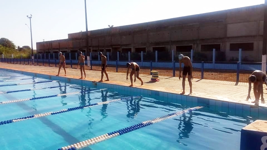 Mais de cem alunos do Talentos do Futuro participam de festival de natação promovido pela Semes