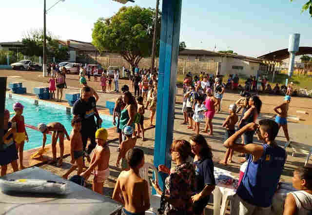 Mais de cem alunos do Talentos do Futuro participam de festival de natação promovido pela Semes