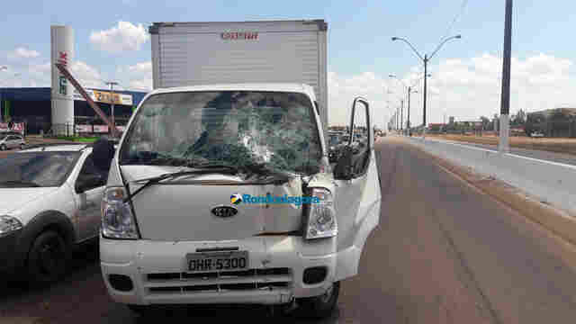 Pedestre causa grave colisão entre caminhões no perímetro urbano da BR-364 em Porto Velho