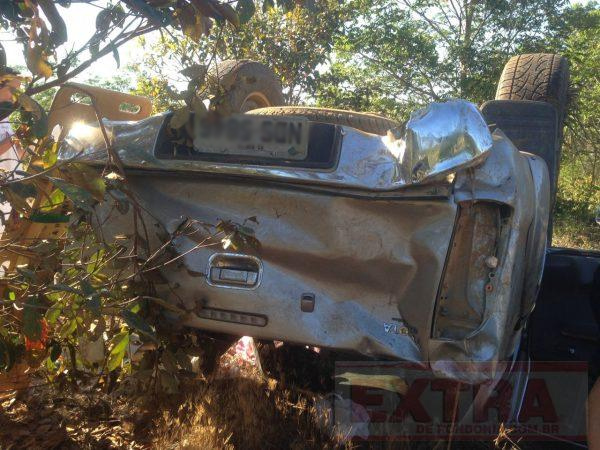 Caminhonete capota na BR-364 e mulher fica presa às ferragens