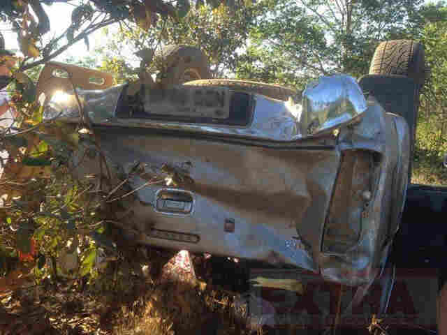 Caminhonete capota na BR-364 e mulher fica presa às ferragens