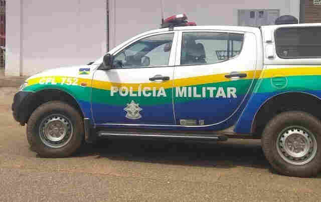 Mulher tenta matar marido com facada nas costas durante discussão