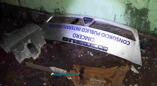 Carro colide e derruba poste de iluminação ao ser atingido por micro-ônibus na Capital