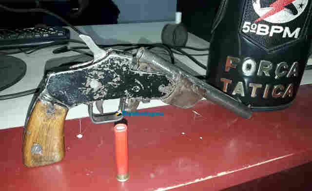 PM prende jovem com moto roubada e arma em condomínio abandonado na Capital