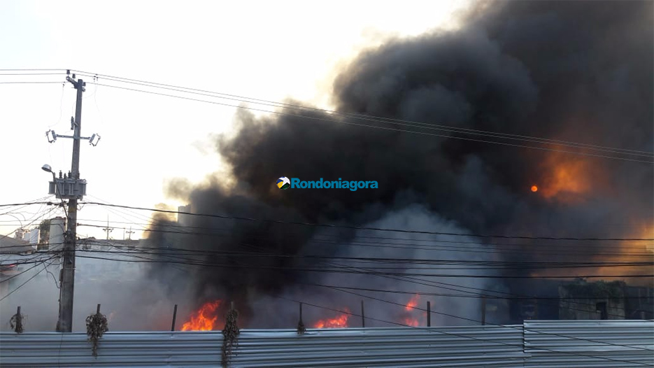 Fotos e vídeo: incêndio de grandes proporções causa destruição no Denarc