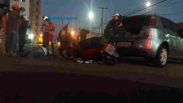 Motociclista fica ferido ao colidir com carro que saia de estacionamento