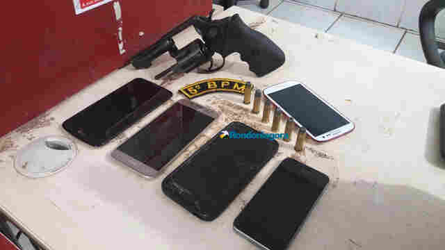 Mulher é presa com celulares roubados após marido fazer arrastão em ônibus em Porto Velho