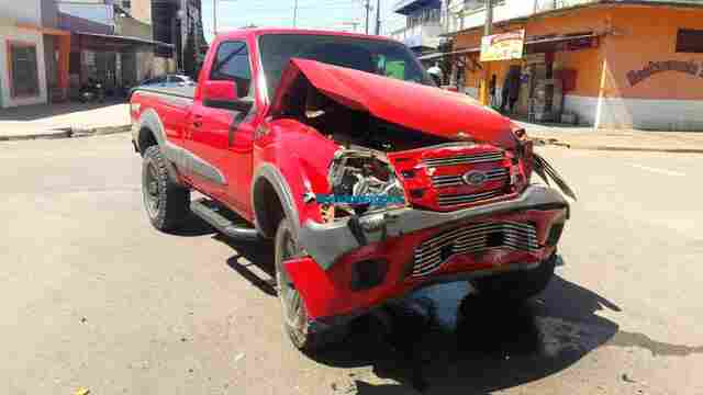 Camionete fica com a frente destruída após avançar preferencial e bater em caminhão