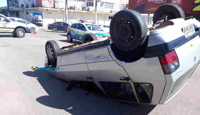 Motorista invade preferencial, colide em carro e causa capotamento no Centro de Porto Velho