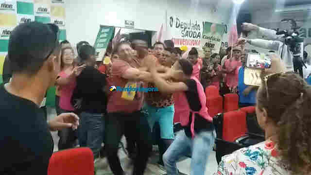 Vídeo: Apoiadores de Confúcio saem na porrada com seguranças em convenção
