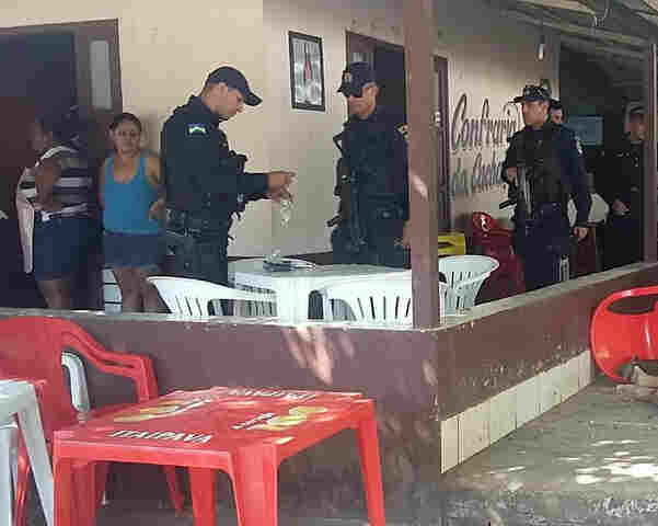 Madeireiro é morto com onze tiro de pistola na varanda de bar em Ariquemes