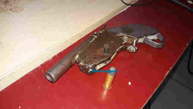 Polícia prende dupla com arma caseira na Capital
