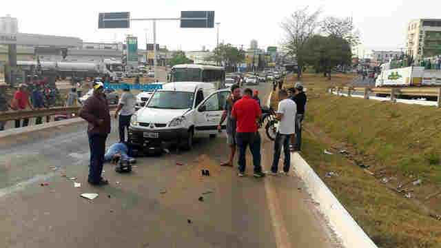 Motociclista é atropelado por carro no viaduto do Trevo do Roque