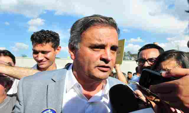 Aécio anuncia que disputará vaga de deputado federal