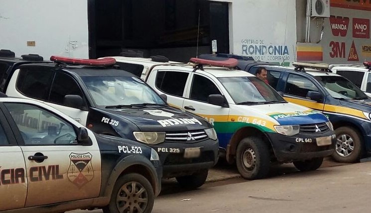 Criminosos chamam motorista de aplicativo, roubam carro e o deixam amarrado em matagal