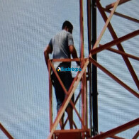 Vídeo: Homem sobe na torre da TV Rondônia e ameaça se jogar, em Porto Velho