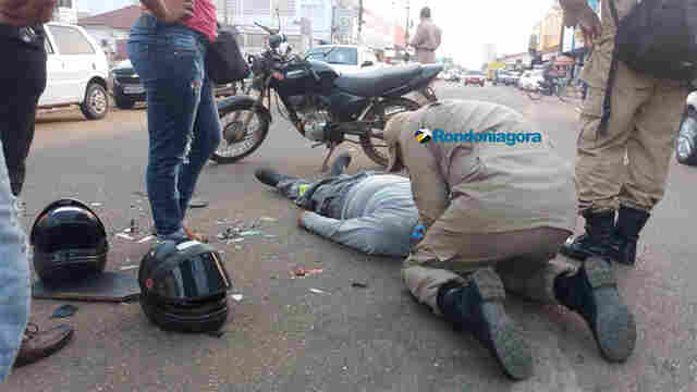 Motociclista fica ferido gravemente após bater na traseira de caminhão