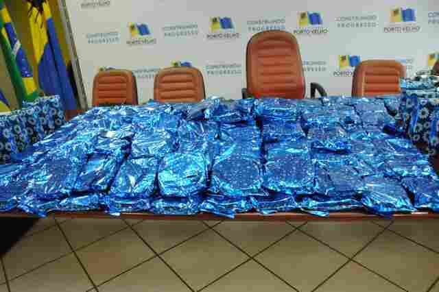 Primeira-dama repassa presentes a associações para comemoração do Dia dos Pais