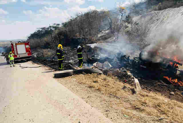 Casal morre carbonizado após carreta tombar e incendiar na BR-364