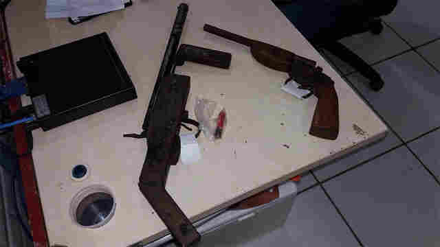 Jovem é preso com duas armas de fabricação caseira