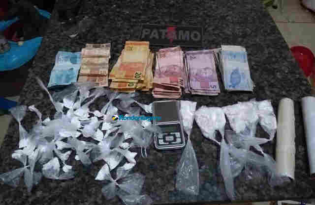 Três são presos com cocaína e dinheiro em boca de fumo na Zona Leste