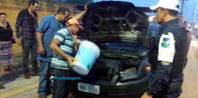 Carro incendeia em movimento após sair de oficina mecânica em Porto Velho