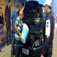 Carro incendeia em movimento após sair de oficina mecânica em Porto Velho