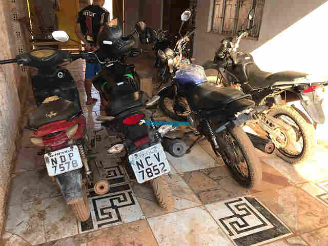 Agentes da furtos e roubos de veículos prendem dois por receptação e adulteração e apreendem quatro motos