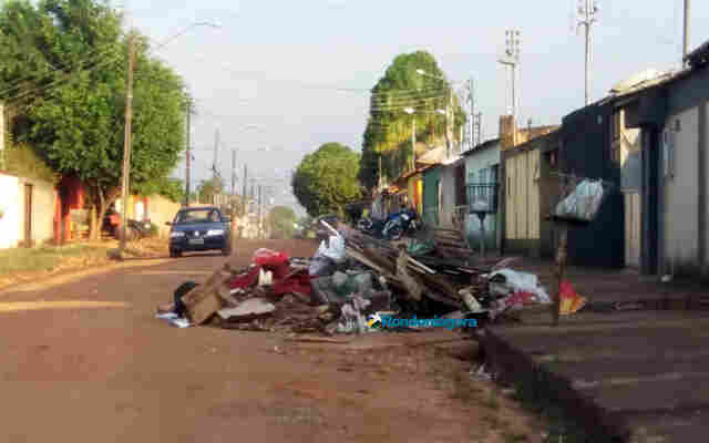 Morador denuncia vizinho que jogou lixo na rua um dia após mutirão de limpeza da Semusb, na Capital