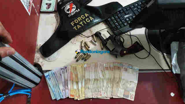 Dupla é presa com revólver após vender arma na Capital