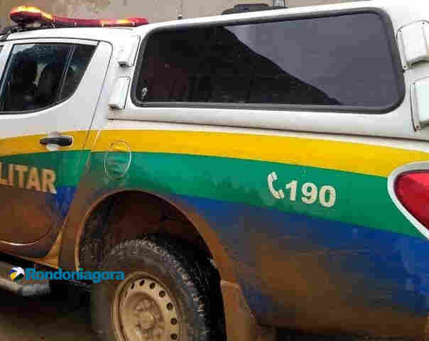 Homem é esfaqueado por usuário de drogas ao caminhar na rua