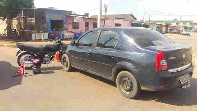 Motorista de Logan avança preferencial e causa colisão com moto