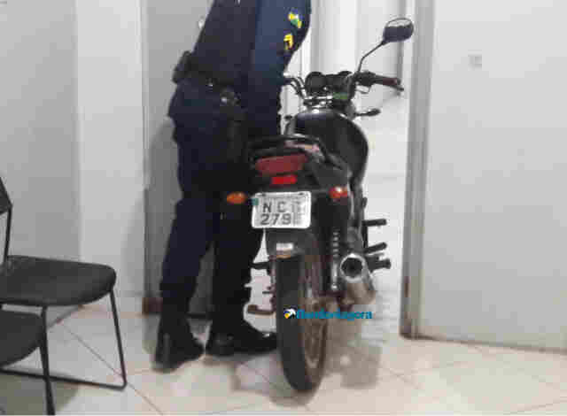 Foragido é preso com moto roubada na Zona Leste