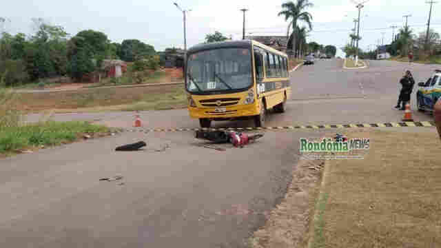 Jovem morre e irmã fica em estado grave em colisão entre ônibus escolar e moto