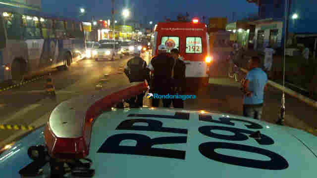 Motociclista imprudente bate em moto parada no semáforo e foge deixando jovem lesionada