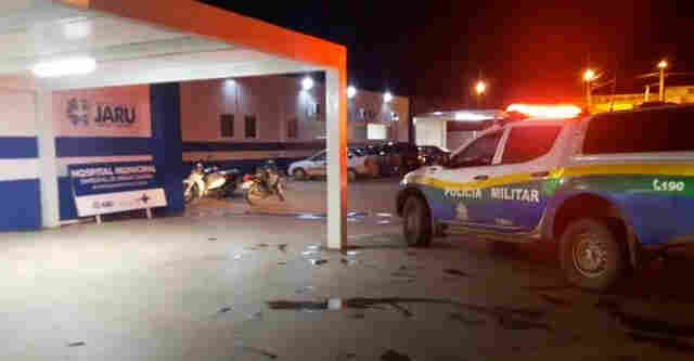 Homem quase é morto a tiros em frente de casa por criminosos