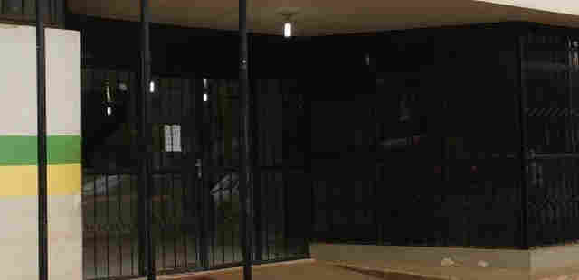 Homem é preso após agredir esposa que o deixou sozinho em festa