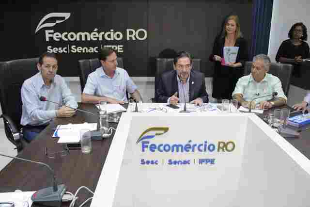 Fecomércio recebe candidatos e entrega propostas de desenvolvimento do setor produtivo