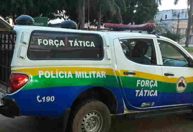 Criminosos tentam matar motorista de caminhonete a tiros