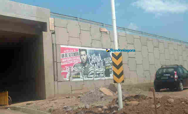 Organizadores de festa são multados em R$ 3,7 mil por cartazes em viaduto