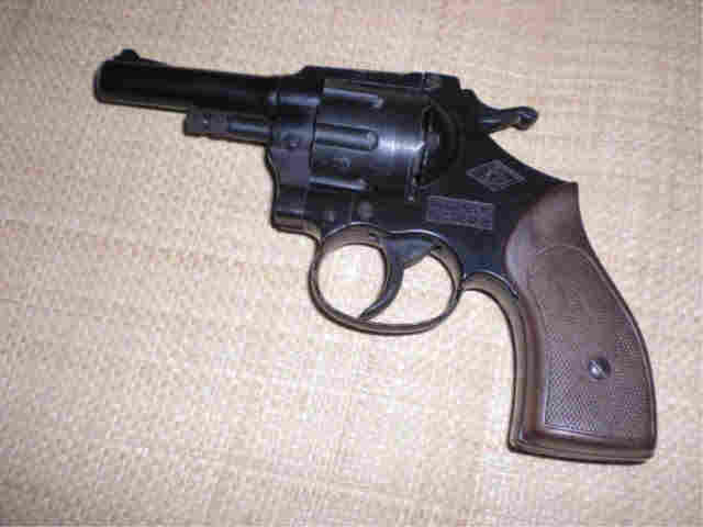 Dupla suspeita de assalto é detida com revólver em Ji-Paraná