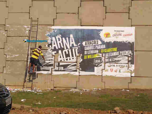 Empresa manda limpar viaduto após multa por cartaz gigante