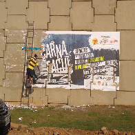 Empresa manda limpar viaduto após multa por cartaz gigante