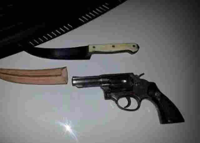 Dupla é presa com revólver e faca após intensa perseguição