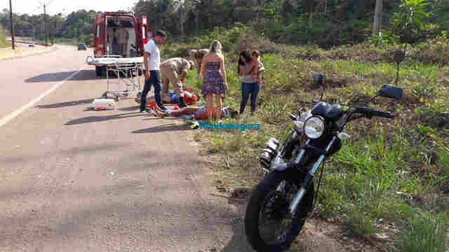 Jovens ficam com várias lesões pelo corpo após sofrerem queda de moto na BR-364