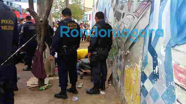 Mulher mata morador de rua por disputa de carros para estacionar