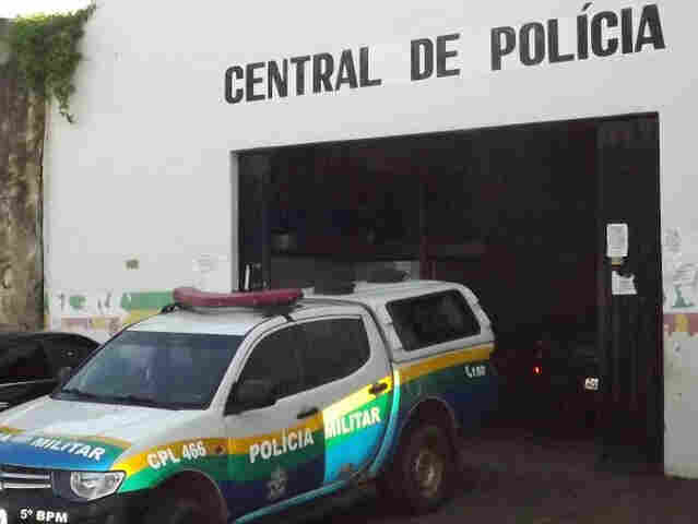 Mulher invade casa e homem é preso acusado de agressão