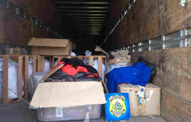 PRF e Receita Federal apreendem 23 fardos de camisetas peruanas sem nota fiscal