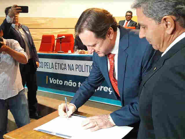 Acir assina termo pela ética na política na OAB