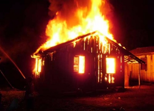 Homem foge após atear fogo em residência no interior de Rondônia